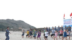 Lính đặc công huấn luyện bơi cho trẻ em đảo Lý Sơn