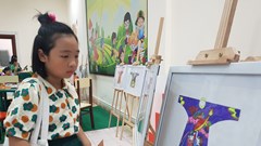 Học sinh quảng bá di sản Huế trên tranh vẽ áo dài