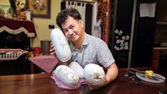 NSƯT Xuân Bắc chào bán bí xanh cho người dân Ba Bể