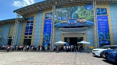 Hàng ngàn người dùng chen chân tới triển lãm VinFast ngay ngày đầu mở cửa