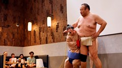 Biểu diễn Sumo trong nhà hàng để hút khách du lịch