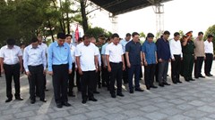 Chủ tịch Quốc hội Vương Đình Huệ dâng hương tưởng niệm các Anh hùng liệt sĩ tại Huế