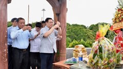 Chủ tịch Quốc hội dâng hương tri ân các Anh hùng liệt sĩ ở Quảng Trị