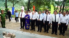 Chủ tịch nước Võ Văn Thưởng dâng hương tưởng niệm các Anh hùng liệt sĩ tại Nghĩa trang Hàng Dương