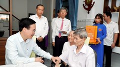 Chủ tịch nước thăm gia đình cựu tù chính trị và người có công tại Côn Đảo