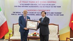 Trao tặng Kỷ niệm chương “Vì sự nghiệp Văn hoá, Thể thao và Du lịch” cho Đại sứ Italia tại Việt Nam