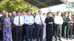 Đoàn đại biểu người có công tiêu biểu toàn quốc dâng hương các Anh hùng liệt sĩ tại Huế