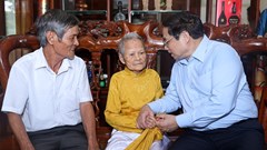 Thủ tướng dâng hương các AHLS và thăm, tặng quà gia đình chính sách tại Huế