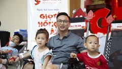 Cha hiến máu để tri ân những người đã cứu giúp con gái