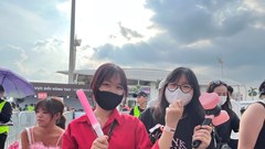 Fan đội nắng xếp hàng chờ vào sân xem concert BlackPink