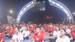 Gần 500 người tham gia đồng diễn Ngày Quốc tế Yoga  lần thứ nhất tại Quảng Bình