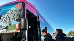 Tuyển nữ Việt Nam đến địa điểm thi đấu với Hà Lan