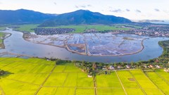 Mặn mòi làng “giang nắng phơi nước” bên bờ sông Loan