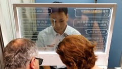 Nhật Bản: Thử nghiệm màn hình dịch tự động hỗ trợ du khách nước ngoài