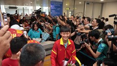 Đông đảo người hâm mộ đón đội tuyển nữ trở về nước