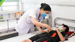 Cảnh báo trẻ sốt xuất huyết nặng mới nhập viện