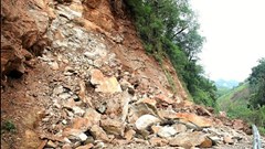 Sạt lở chia cắt nhiều xã, huyện miền núi Nghệ An