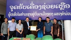 Việt Nam trao quà hỗ trợ người dân Lào bị ảnh hưởng do lũ lụt
