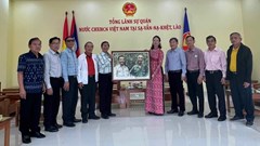 Trao tặng bức tranh màu nước cho Tổng lãnh sự quán VN tại Lào