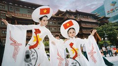 Mẫu nhí sáu tuổi diện áo dài mang hình ảnh Việt Nam ra nước ngoài
