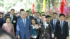 Chủ tịch nước Võ Văn Thưởng và Tổng thống Kazakhstan trải nghiệm làm gốm Chu Đậu