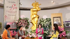 Trao tặng Bảo tàng Phụ nữ tranh chân dung nữ tướng Nguyễn Thị Định làm từ lá sen