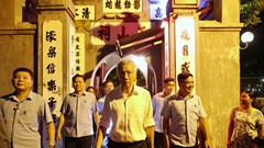 Thủ tướng Singapore thăm Di tích quốc gia đặc biệt Đền Ngọc Sơn, dạo phố đi bộ Hồ Gươm