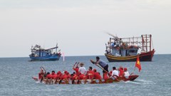 Sắc màu lễ hội đua thuyền trên biển ở Cảnh Dương