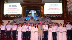 Trao 220 suất học bổng cho học sinh, sinh viên xuất sắc tại Huế