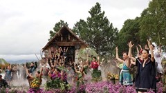 Độc đáo show trình diễn thời trang thổ cẩm bên hồ Xuân Hương