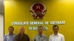 Trụ trì chùa Pháp Nguyên Pearland tặng hai cuốn sách cổ cho Thư viện Quốc gia Việt Nam