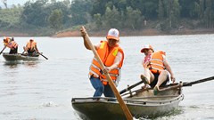 Giải đua thuyền nan truyền thống các dân tộc vùng hồ Thác Bà