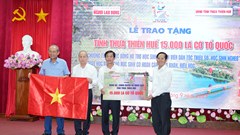 Trao tặng 15.000 lá cờ Tổ quốc cho tỉnh Thừa Thiên Huế