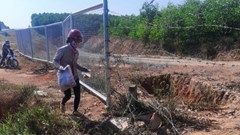 Người dân tự ý tháo dỡ hàng rào thép gai để lưu thông vào cao tốc