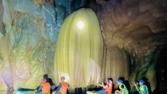 Quảng Bình: Phát hiện hang động nguyên sơ ở giữa rừng Trường Sơn