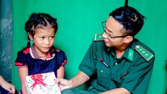 “Nâng bước em đến trường” cho học sinh vùng biên