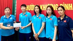 Tuyển nữ Việt Nam sẻ chia với gia đình các nạn nhân trong vụ cháy chung cư mini