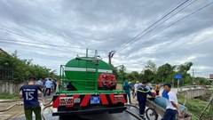 Điều xe cứu hỏa cấp nước sạch cho người dân