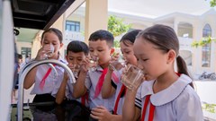 Trao tặng hệ thống xử lý nước uống sạch cho 10 trường học vùng cao ở Quảng Nam