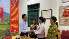 Chủ tịch nước thăm, động viên người dân bị lũ ống ở Lào Cai