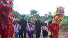 Hơn 1.000 thiếu nhi ở vùng biên giới Việt - Lào vui Tết Trung thu