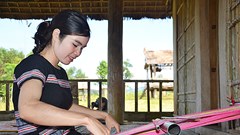 Đưa thổ cẩm Làng Teng đến gần với du khách