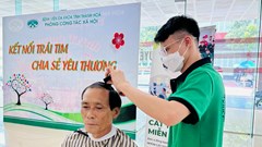 Cắt tóc miễn phí, ấm lòng bệnh nhân nghèo