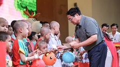 Thủ tướng thăm, tặng qua các bệnh nhi đang điều trị tại Viện Huyết học -Truyền máu TƯ nhân dịp Tết Trung thu