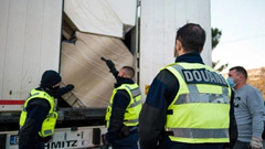 Theo dõi sát vụ việc xe chở hàng đông lạnh được cho là có người Việt Nam tại Pháp