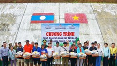 Tuyên truyền và tặng quà cho nhân dân vùng biên giới Việt - Lào