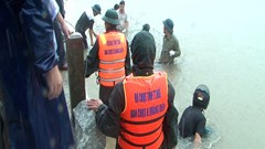 Thừa Thiên Huế: Gần 100 người đội mưa lớn rọ đá, đắp đê chống sạt lở