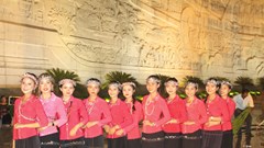 Để trang phục truyền thống đồng bào H’rê, Bana hút khách giữa đại ngàn