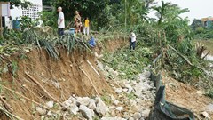 Sống thấp thỏm vì sạt lở sông Hương