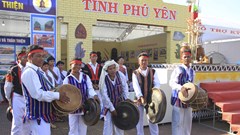 Níu chân du khách bằng trống đôi, cồng ba, chiêng năm